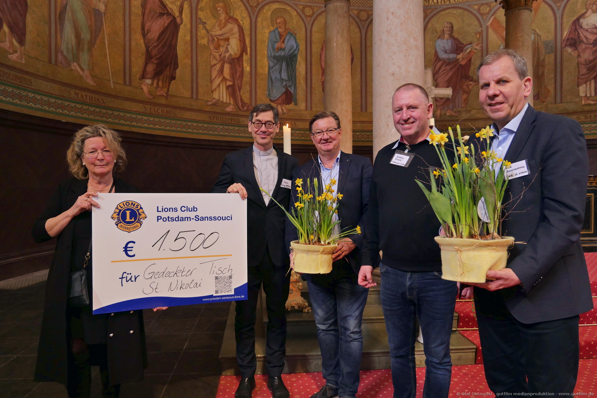 Das Gruppenbild zeigt die Übergabe der Spende an die Kirchgemeinde